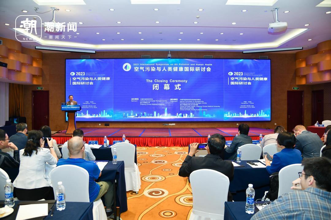 8-杨军主持闭幕式1.jpg 8-杨军主持闭幕式1.jpg